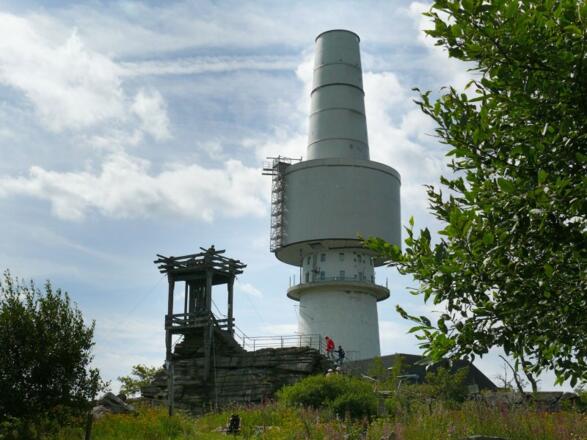 Der Aussichtsturm Backöfele und der Turm der ehemaligen Streitkräfte auf dem Schneeberggipfel.