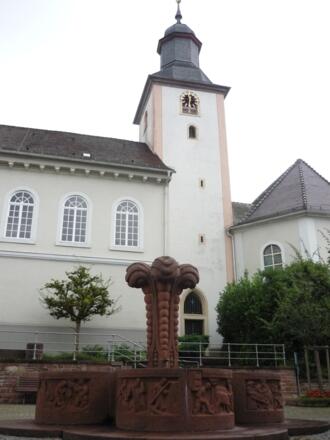 Brunnen am Marktplatz und evangelische Kirche Aglasterhausen