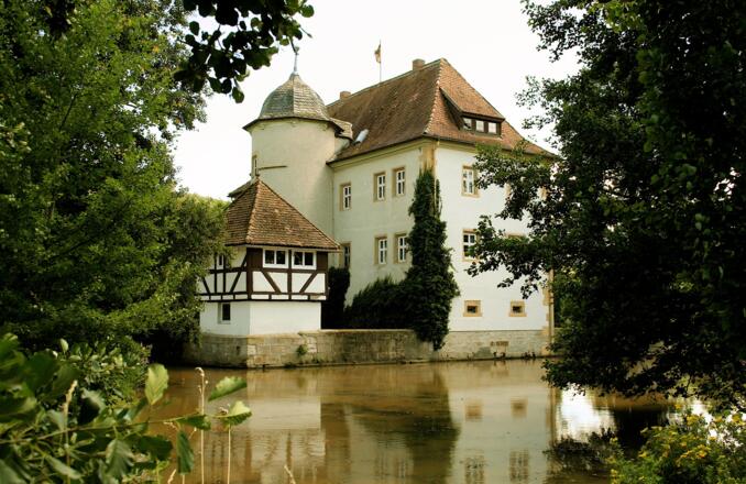 Das Wasserschloss in Kleinbardorf wurde 1589/90 erbaut und befindet sich heute in Privatbesitz.