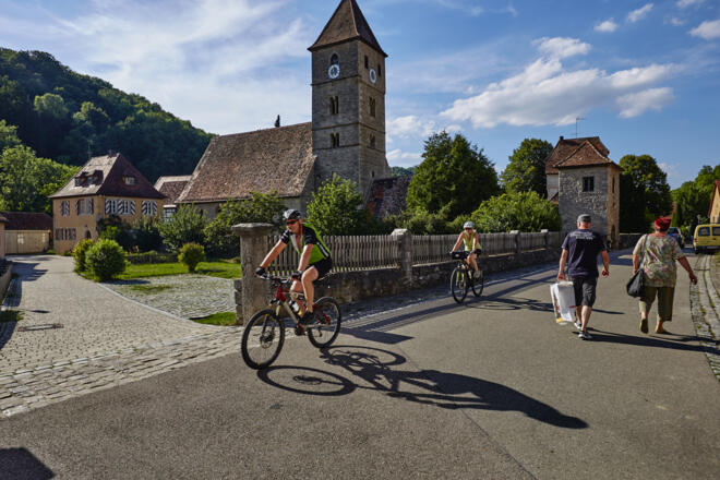 Radwege-Kirche St. Peter und Paul in Dettwang
