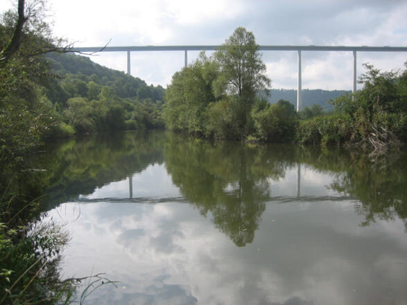 Der Kocher mit Blick auf die Kochertalbrücke