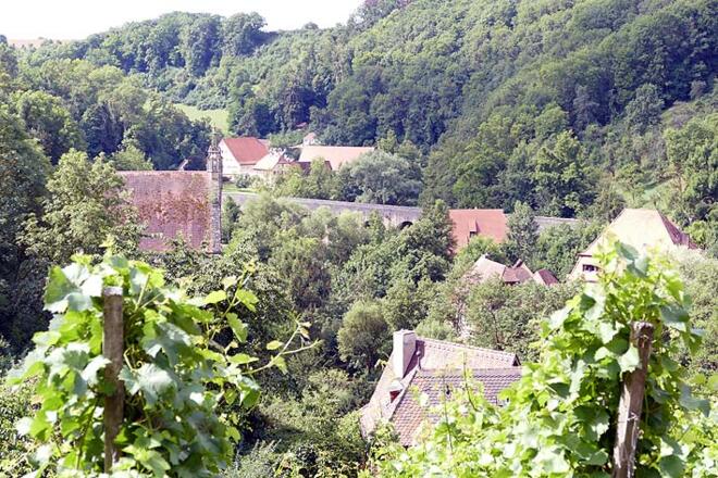 Blick hinunter ins Taubertal, jetzt von der anderen Seite des Tales.