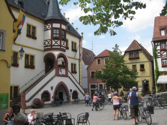 Marktplatz der Stadt Volkach mit dem prunkvollen Rathaus