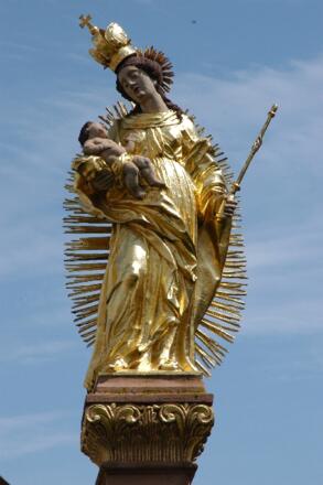 Statue auf der Mariensäule in Aub