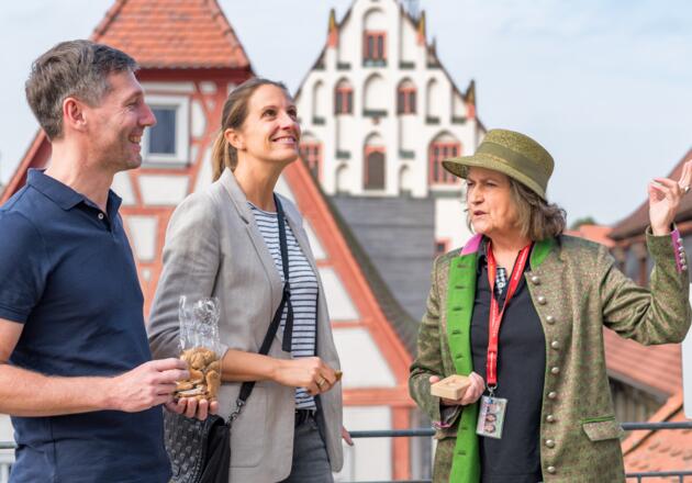 Gästeführung in Dettelbach vor der Silhouette des Historischen Rathauses