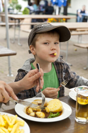 auch meinem Sohn Tobias schmeckt das Essen im Gasthof Geißhöhe sichtliche gut