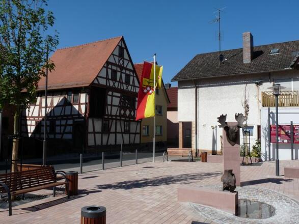 neu renovierter Marktplatz gegenüber vom Rathaus