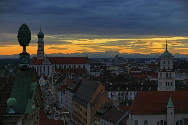 Maximilianstrasse in Augsburg mit Alpenpanorama