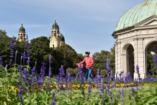 Hofgarten mit Theatinerkirche, München