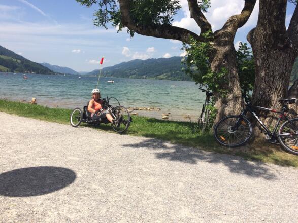Alpsee mit motorisiertem Handbike