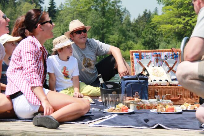 Seepicknick auf der Badeinsel