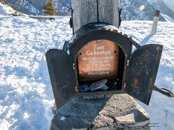 Schattule am Gipfelkreuz.