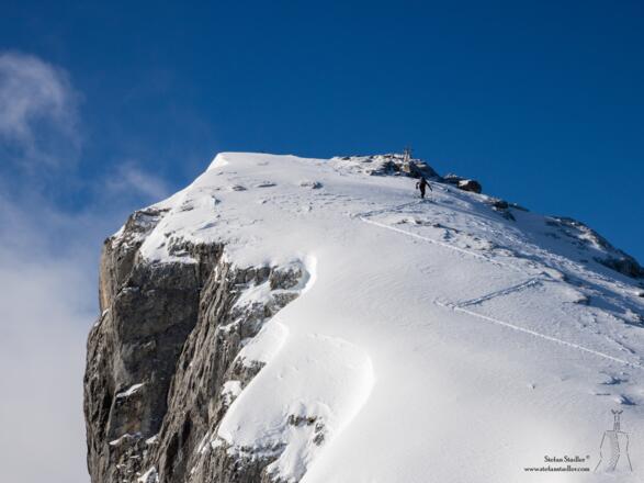 Zum Schluß führt eine schmale Rampe auf das Hockeck.