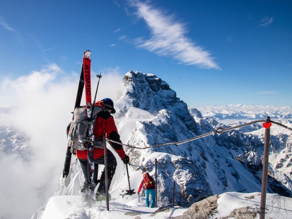Gleich vom Hocheck geht es ausgesetzt bergab.