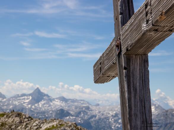 das abgewitterte Gipfelkreuz
