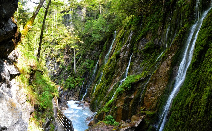 Auf Holzstegen wurde die Wimbachklamm begehbar gemacht