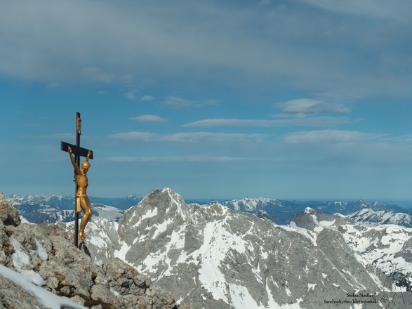 Gipfelkreuz Watzmann und Blick auf den Hochkalter