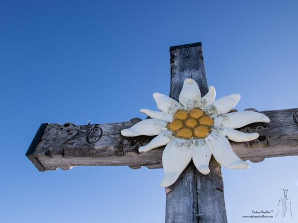 Das schöne Edelweiß am Kreuz.