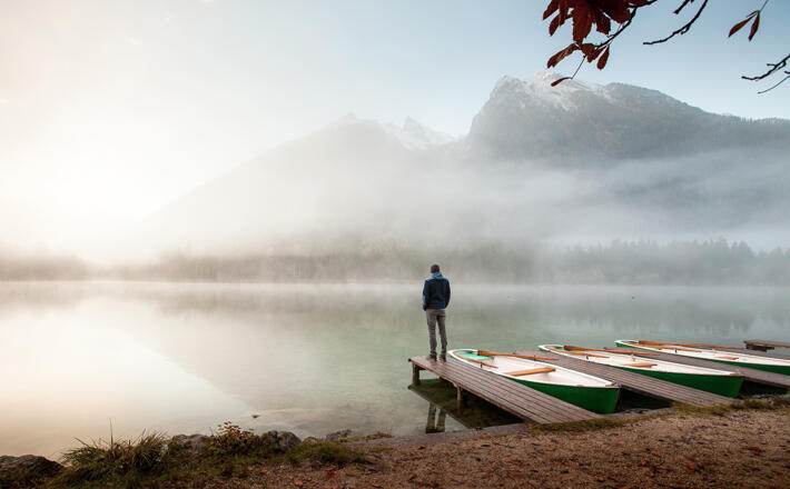 Wanderer am morgendlichen Hintersee