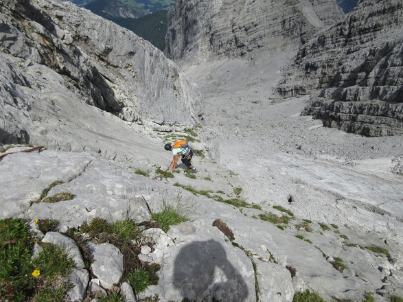 vom Gipfel 15 m abklettern (2) zum gebohrten Abseilstand