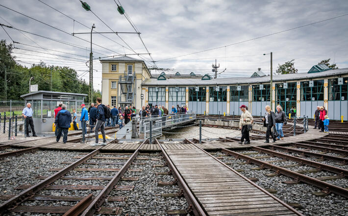 Drehscheibe und Ringlokschuppen in der Lokwelt