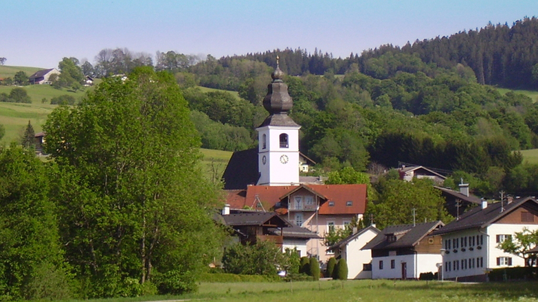 Das Kehlsteinhaus über dem herbstlichen Nebelmeer über dem Berchtesgadener Talkessel
