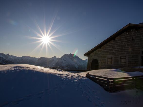 Das Kehlsteinhaus mit dem Watzmann im Hintergrund.