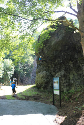 Diabasbruch am Theresienstein, Kletterer und Infotafel Geopfad Theresienstein