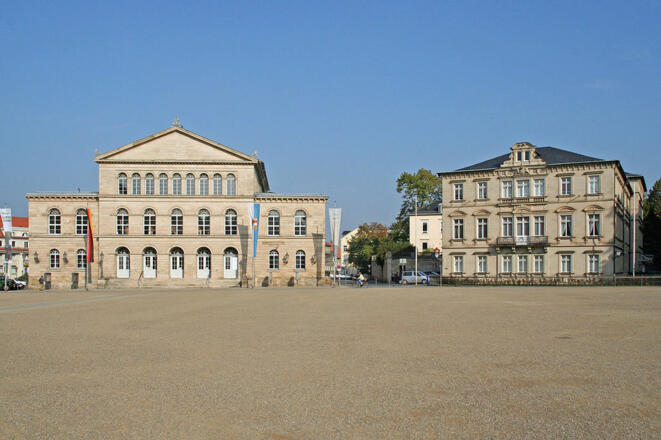 Landesthater (links) und Palais Edinburgh (rechts) - Coburg