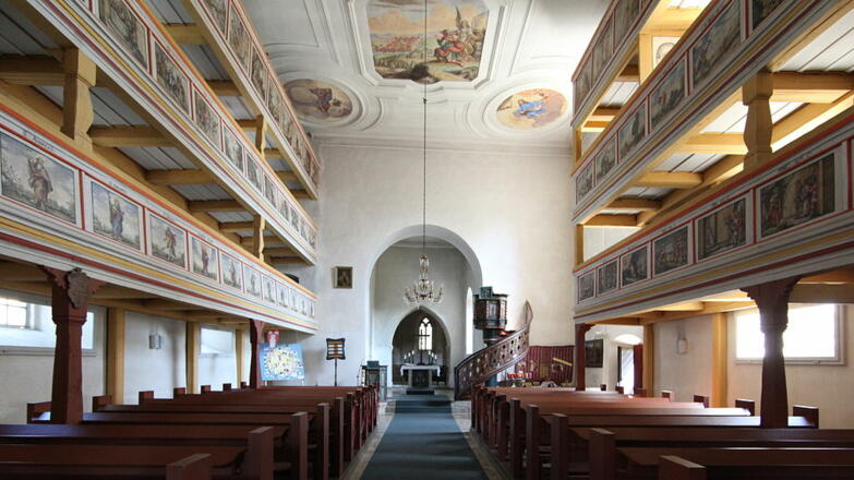 Kirchenschiff mit Blick zum Chor - Michaeliskirche - Fechheim