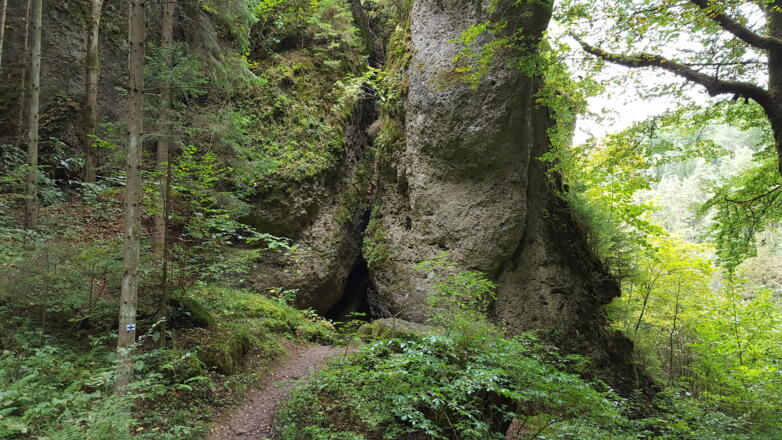 Die Durchgangshöhle im Schlupflochfels