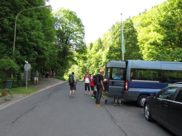 einige Parkmöglichkeiten am Beginn der Kohlsteiner Straße