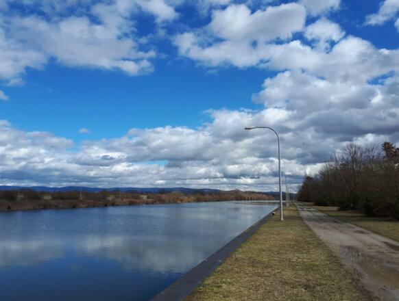 Donau an der Staustufe