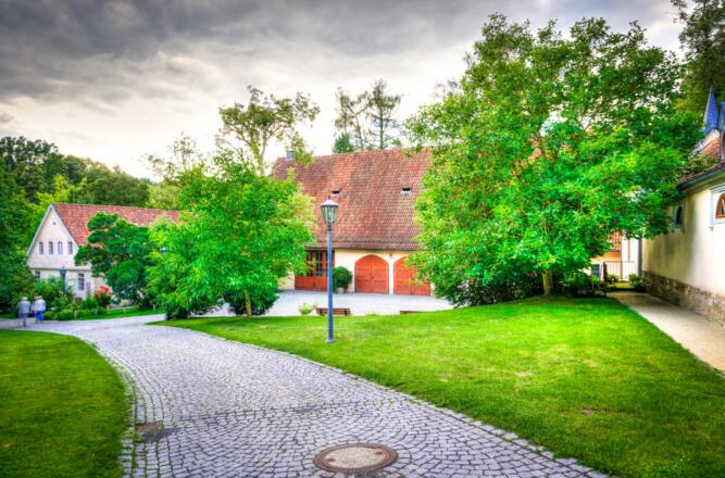 Ehemalige Stallungen und Gesindehäuser nördlich des Schlosses Rosenau