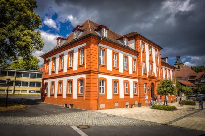 Jagdschloss mit Stadtkirche im Hintergrund - Bad Rodach