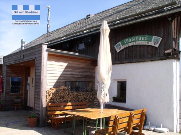 Das Gasthaus zum Überleben besticht mit einem Bier aus bayrischen Landen und einer Kistensau.