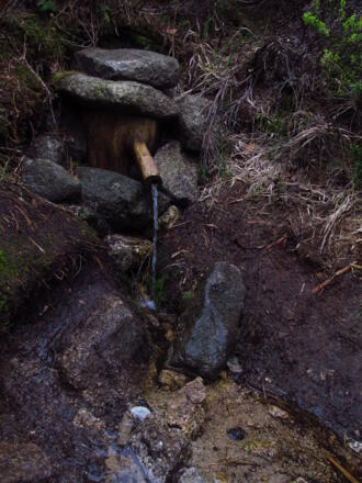 Romantische Quelle am Zustieg zum Stifterobelisk