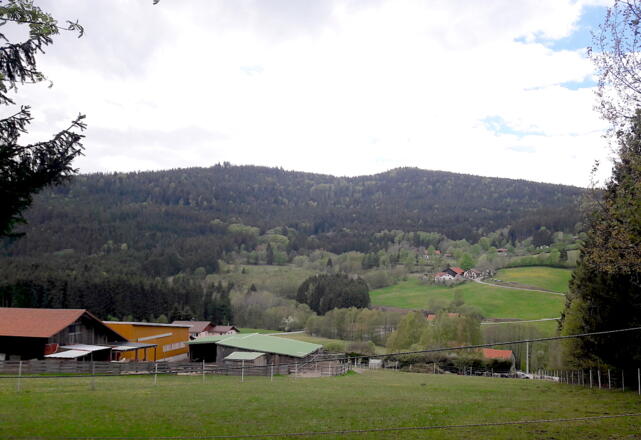 Blick über Grün (Kalteck) nach Fraht hinüber und zum Rauhen Kulm (1050 m)