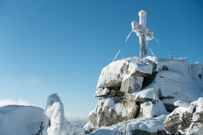 Gipfel des Plöckensteins bei Traumwetter und bizarrem Raureif