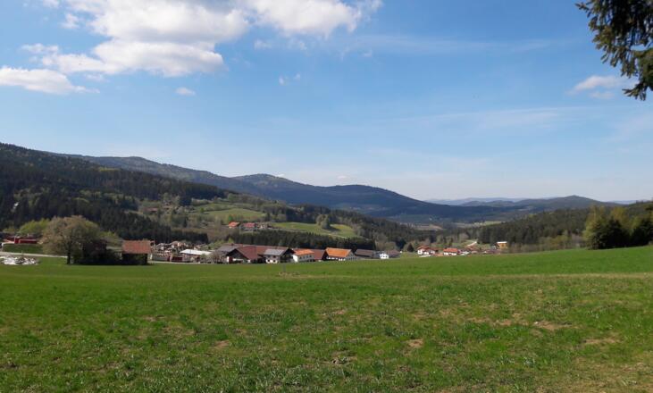 Blick vom Vogelsang-Wanderparkplatz nach Grün (bei Kalteck)