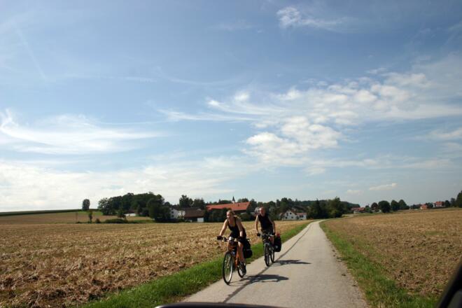 Auf separatem Radweg bei Prunn.