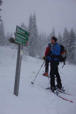 An der Einmündung vom Nordwaldkammweg zum E6 (Finnland-Griechenland)