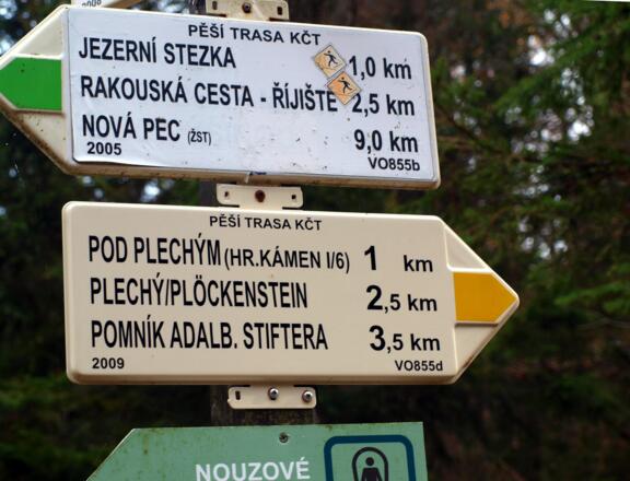 Abzweigtafel 1040 m zurück zum Grenzkamm (gelb).