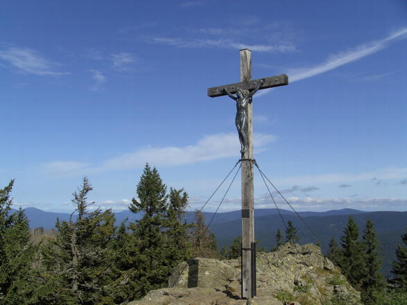 Ein hübsches Kreuz thront auf dem Steinhaupt des Rachel.