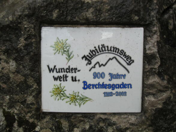 Schild am Einstieg der Klettertouren (auch Großer Trichter) in der Hohen Göll Westwand