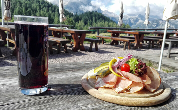 Brotzeit auf der Gotzenalm