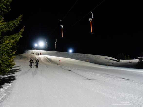 links vom Gipfellift ansteigen