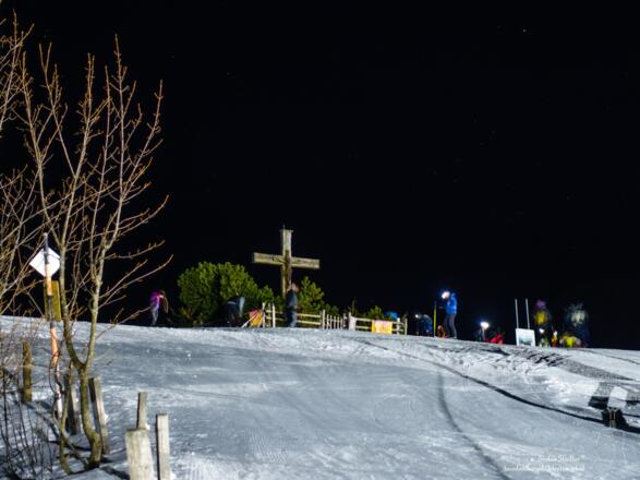 auf einer Nachtskitour ist es auch schön ein Gipfelkreuz zu erreichen