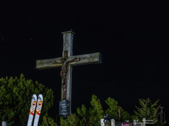 Gipfelkreuz am Roßfeld in der Nacht