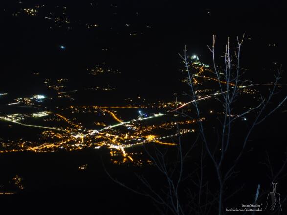 Blick vom Rossfeld auf die Lichter von Hallein